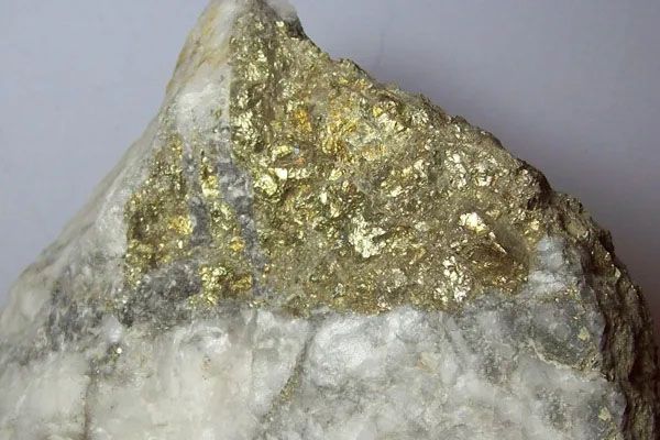 這種最像黃金的礦石看起來(lái)很漂亮，常被人誤認(rèn)成是金礦石